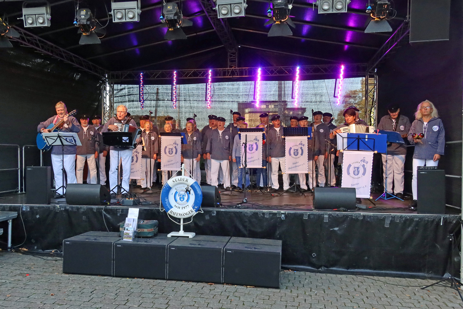 ....Bühne am Stadthafen... unsere "Nachwuchssänger"...