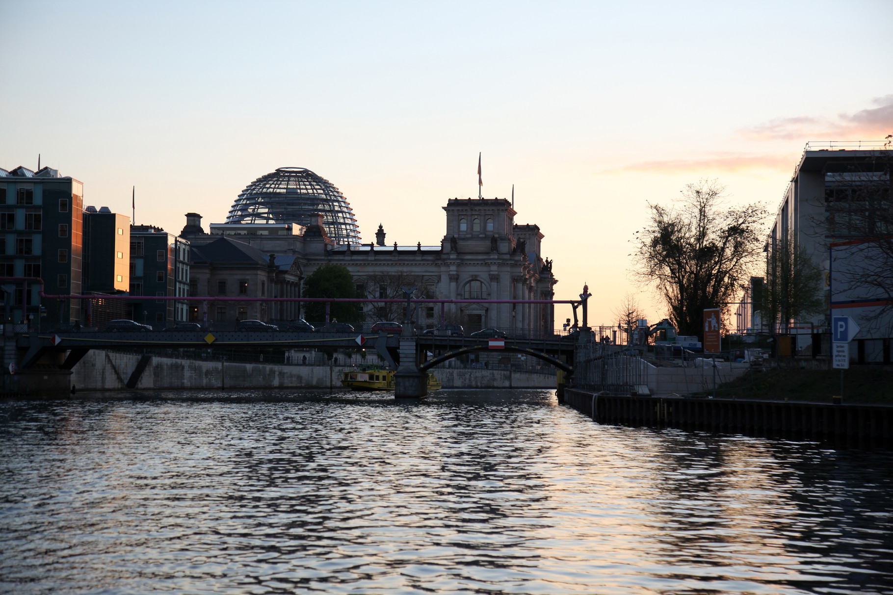 Reichstagsgebäude im Abendlicht  