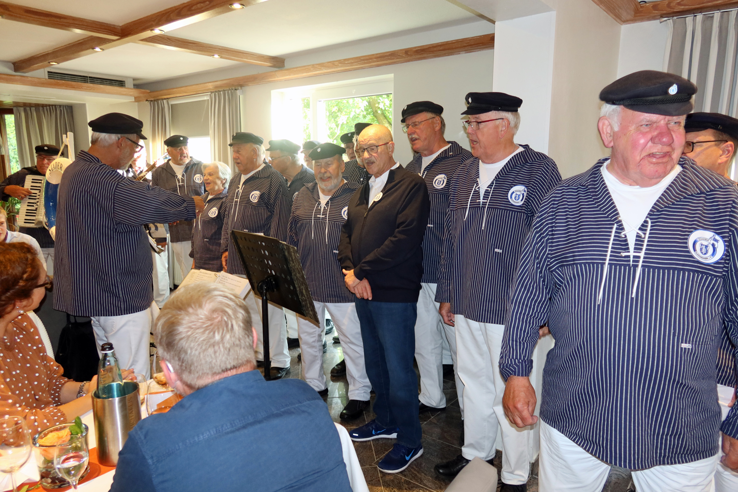 ....Die Stader Hafensänger wünschen Hartmut alles GUTE und GESUNDHEIT.