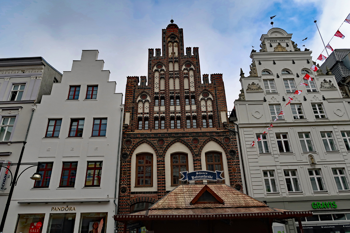 ..Prächtige Giebelhäuser spielten über die Jahrhunderte eine wichtige Rolle in Rostock..
