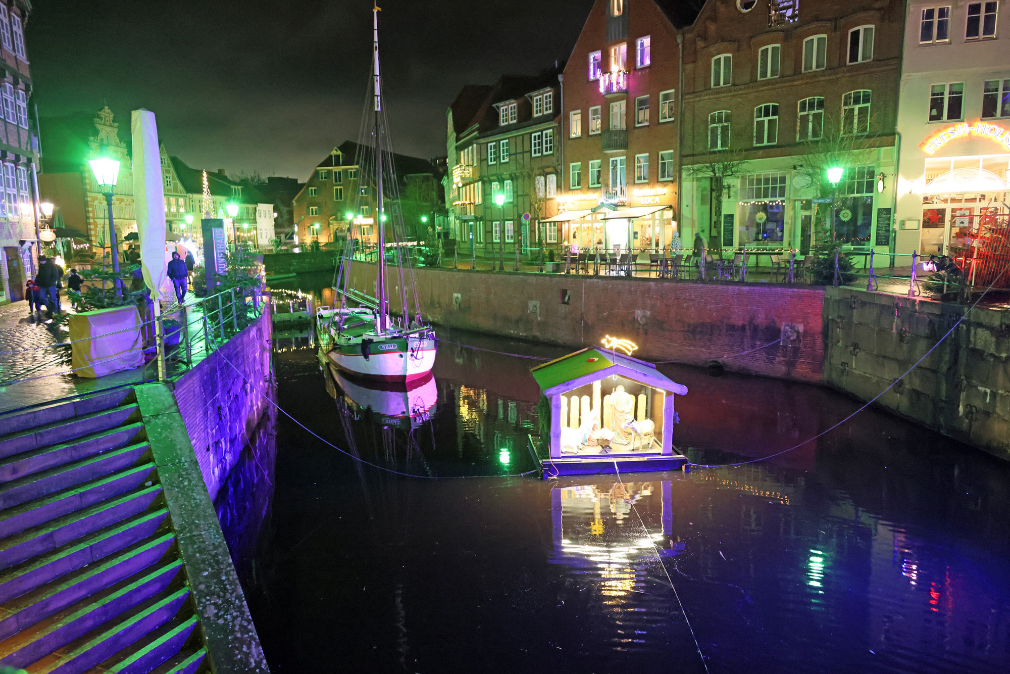 ..Kleines Konzert auf dem Weihnachtsmarkt in Stade am Fischmarkt..