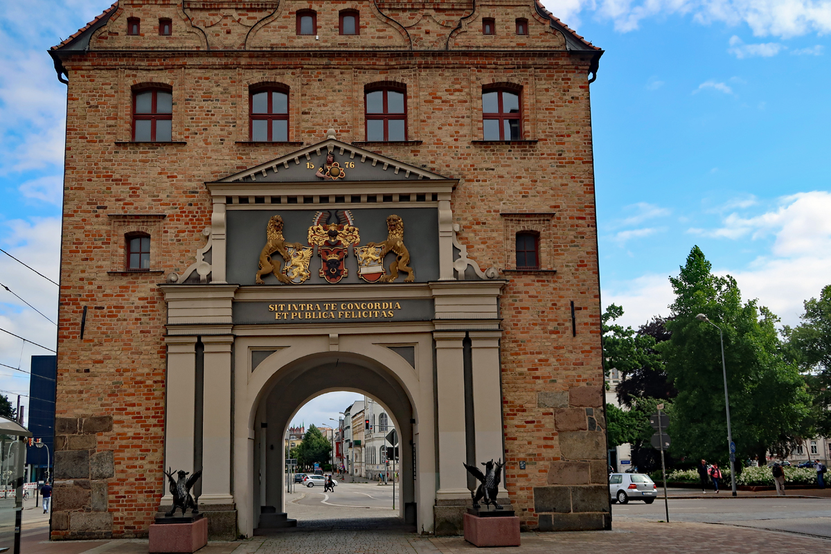 ..gotischen Südlichen Haupttores errichtet. - Siegel und Ratswappen der Stadt..... 