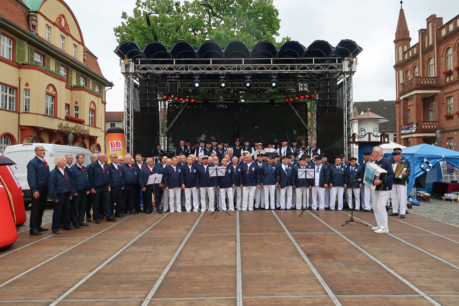 Das große Shantytreffen auf dem Marktplatz - zur Eröffnung singen alle Chöre gemeinsam