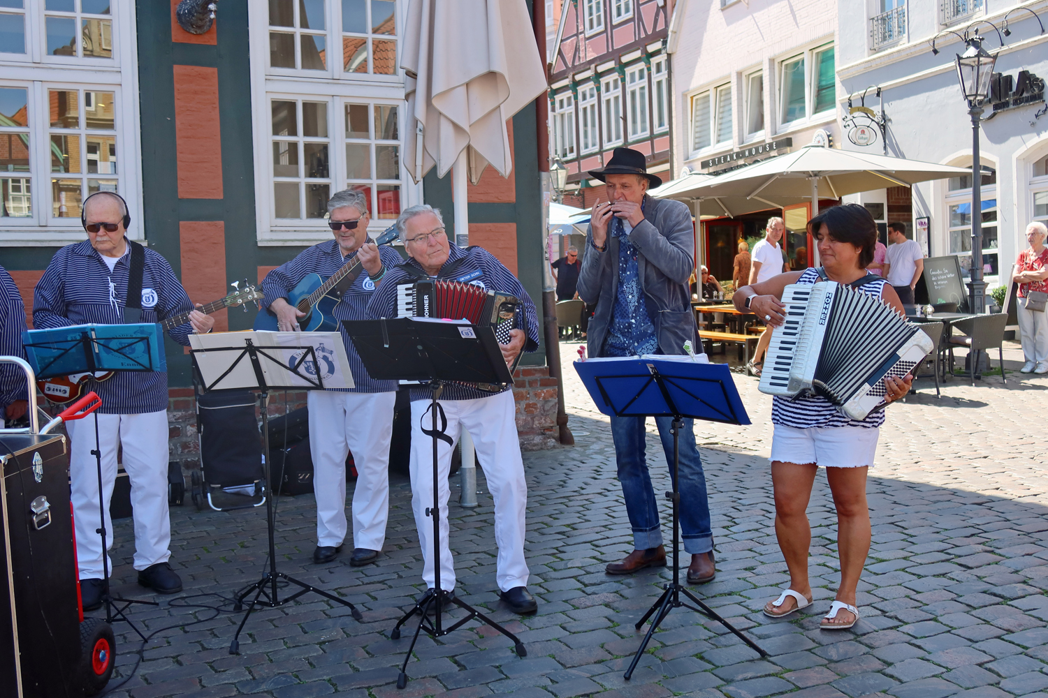 ...Ein Gast aus "Fischerhude" spielte ganz spontan  mit seiner Mundharmonika mit...