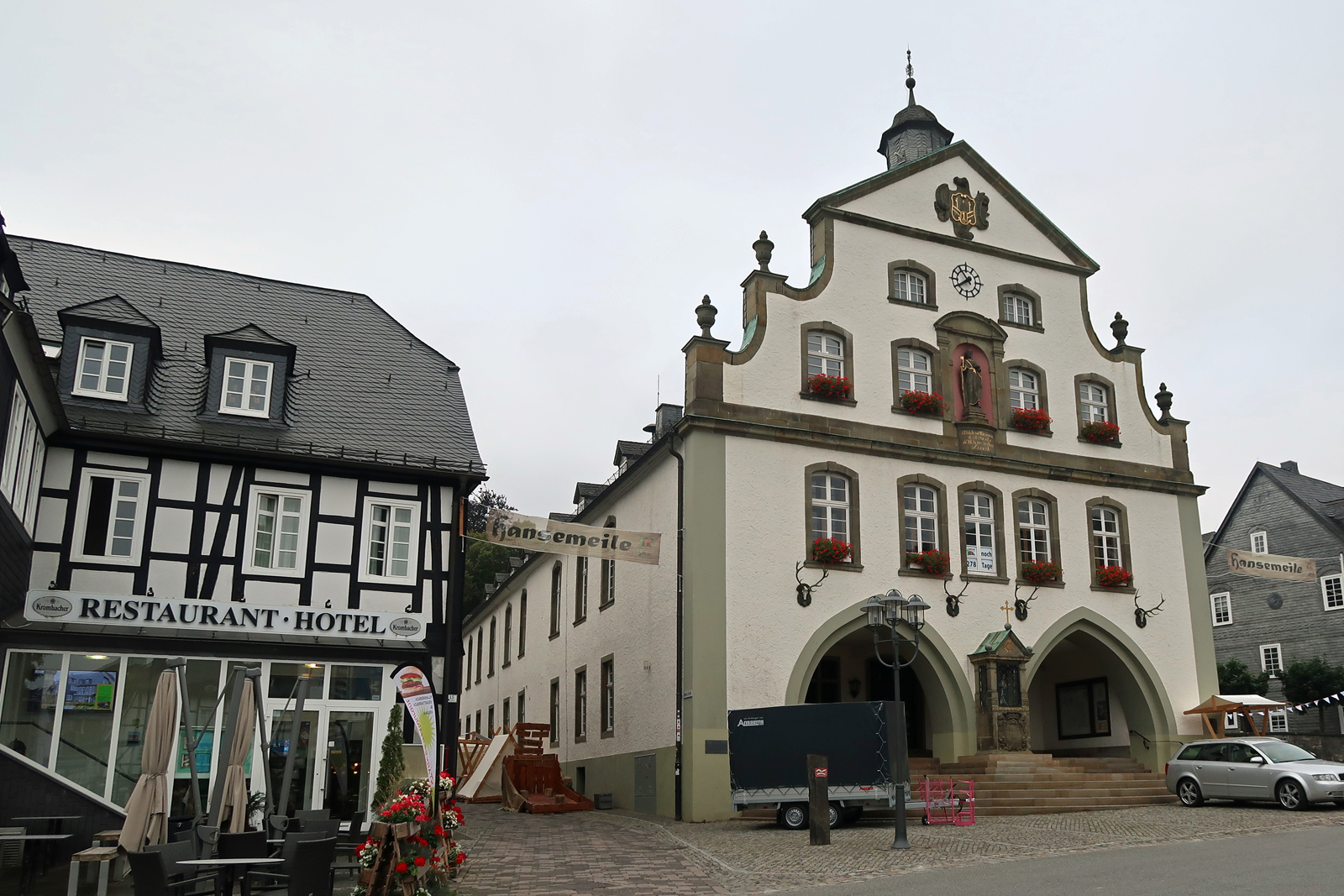 ...das um 1250 erbaute Rathaus mit seiner barocken Front......