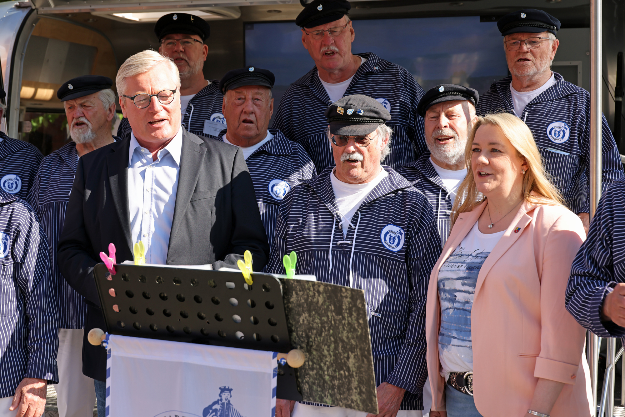 Bernd Althusmann und Melanie Rost-Reinecke singen mit...