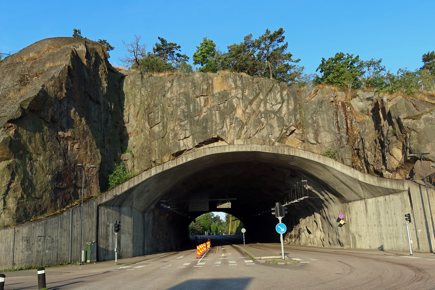 ..der Tunnel "Hinsetunneln" (100 meter lang) Das Tor zur Stadt..