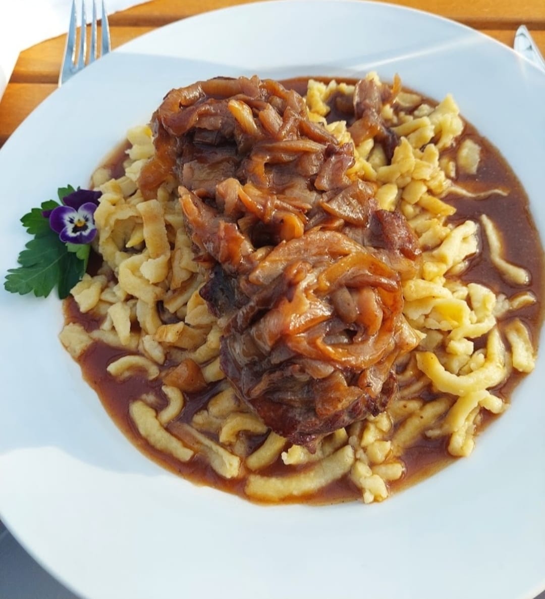 Klassischer Zwiebelrostbraten- hausgemachte Jus & Spätzle