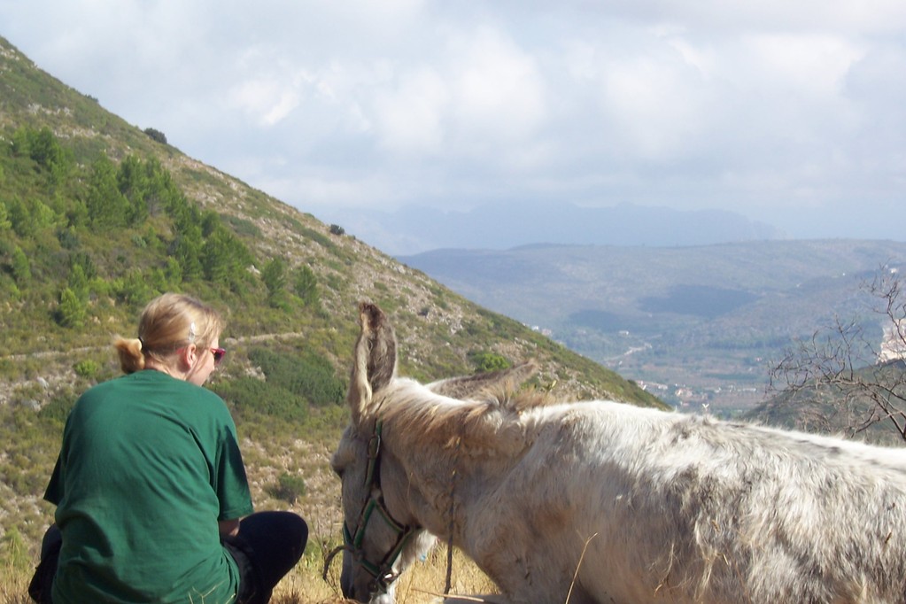 Andrea mit Ihrer Stella geniessen den wunderschoenen Ausblick