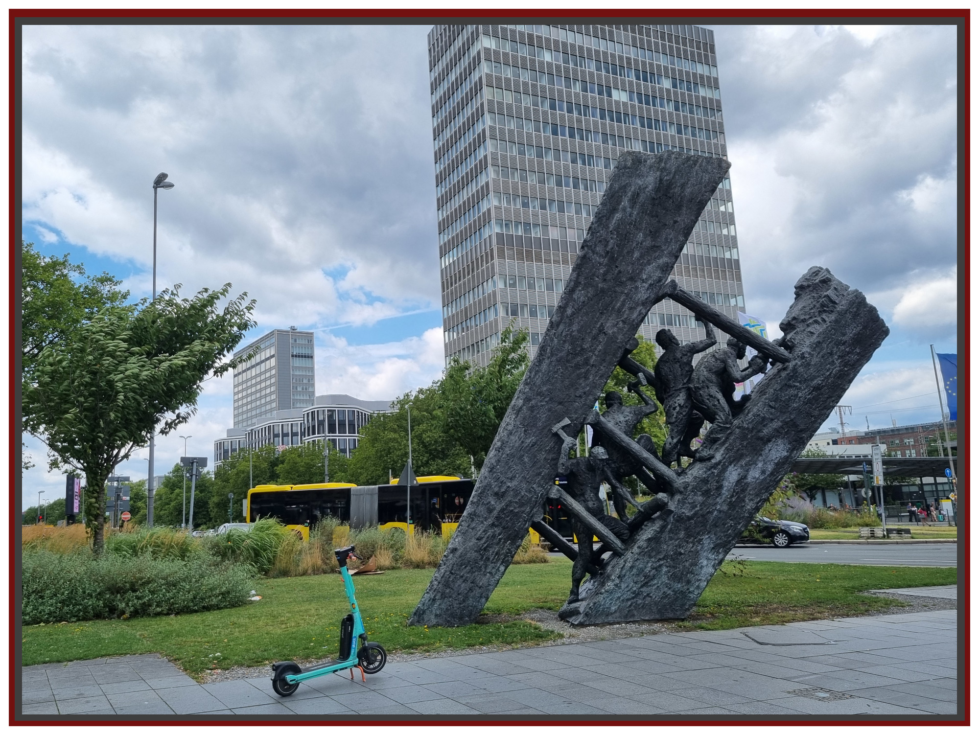 "Steile Lagerung" von Max Kratz (Rückseite Bahnhof Essen)