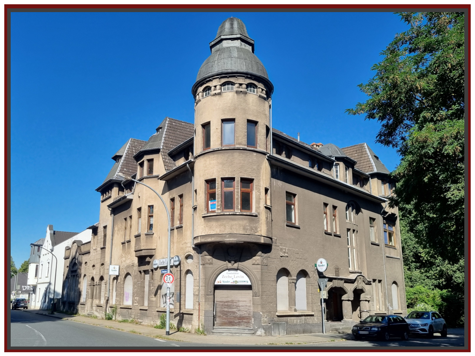 Typisches gehobenes Wohnhaus mit Gaststätte um 1900 
