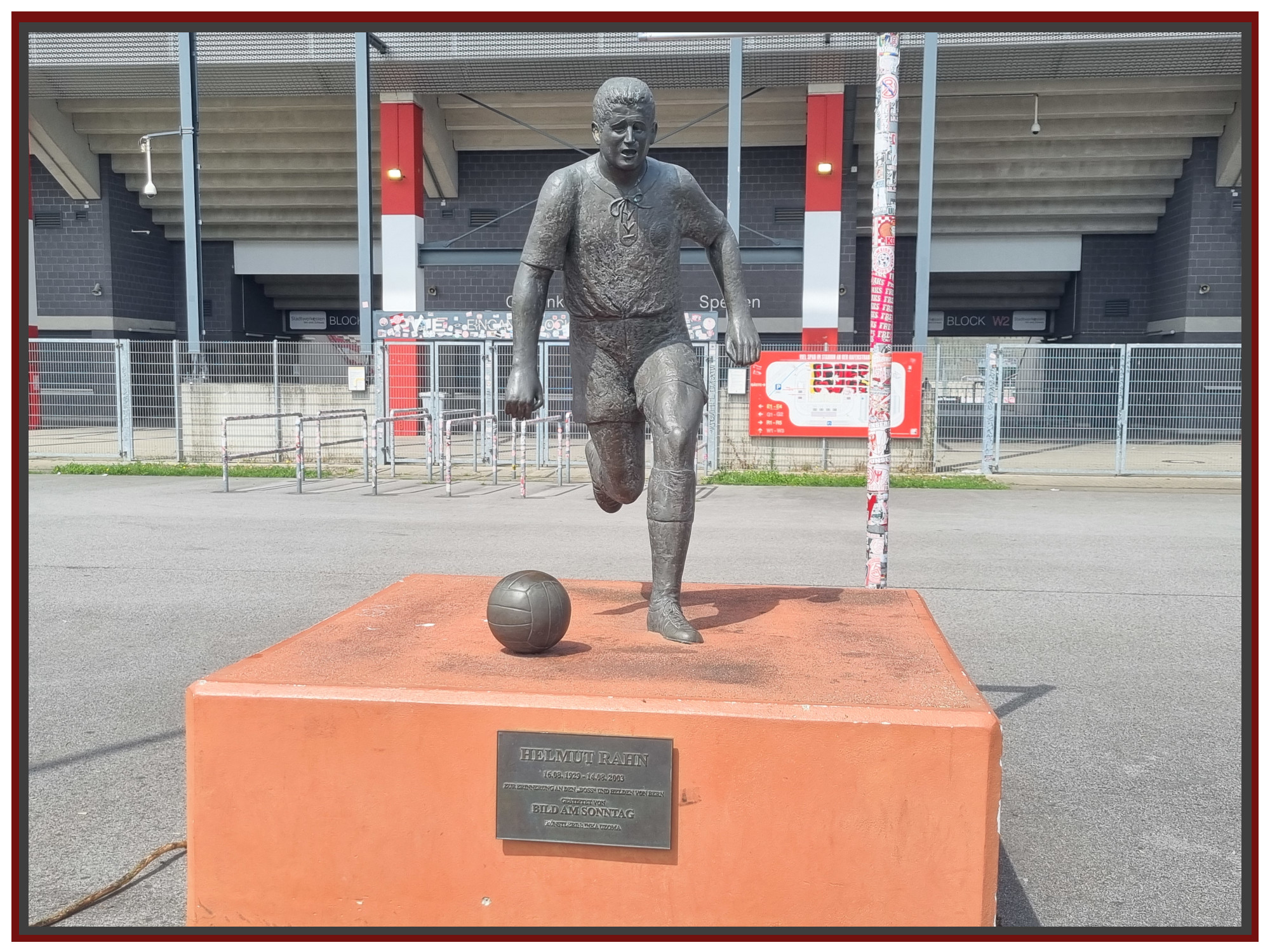 "Bronzestatue Helmut Rahn" von Inka Uzoma (Stadion RW Essen)