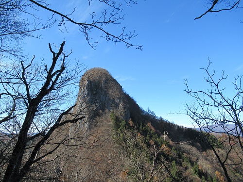 東峰への登山道から見る西峰。