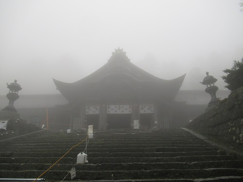 大神山神社奥宮・この右裏手に行者谷コース登山口がありました。