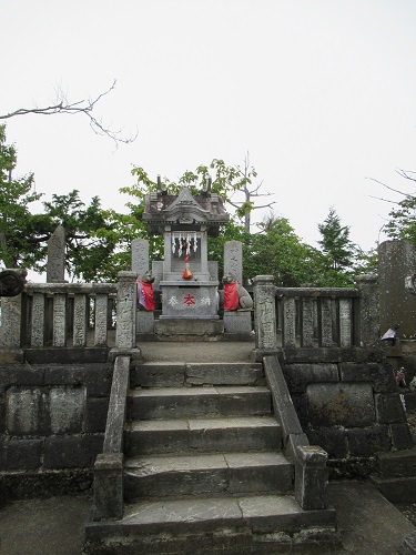 三峰さん最後の山・妙法ヶ岳に立つ三峰神社奥宮。