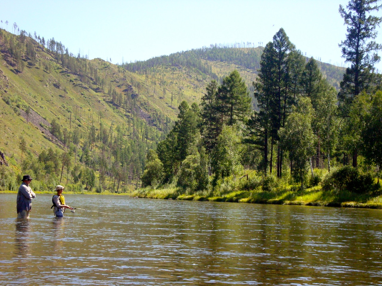 Petit canyon ouvert creusé par la rivière au Khentii