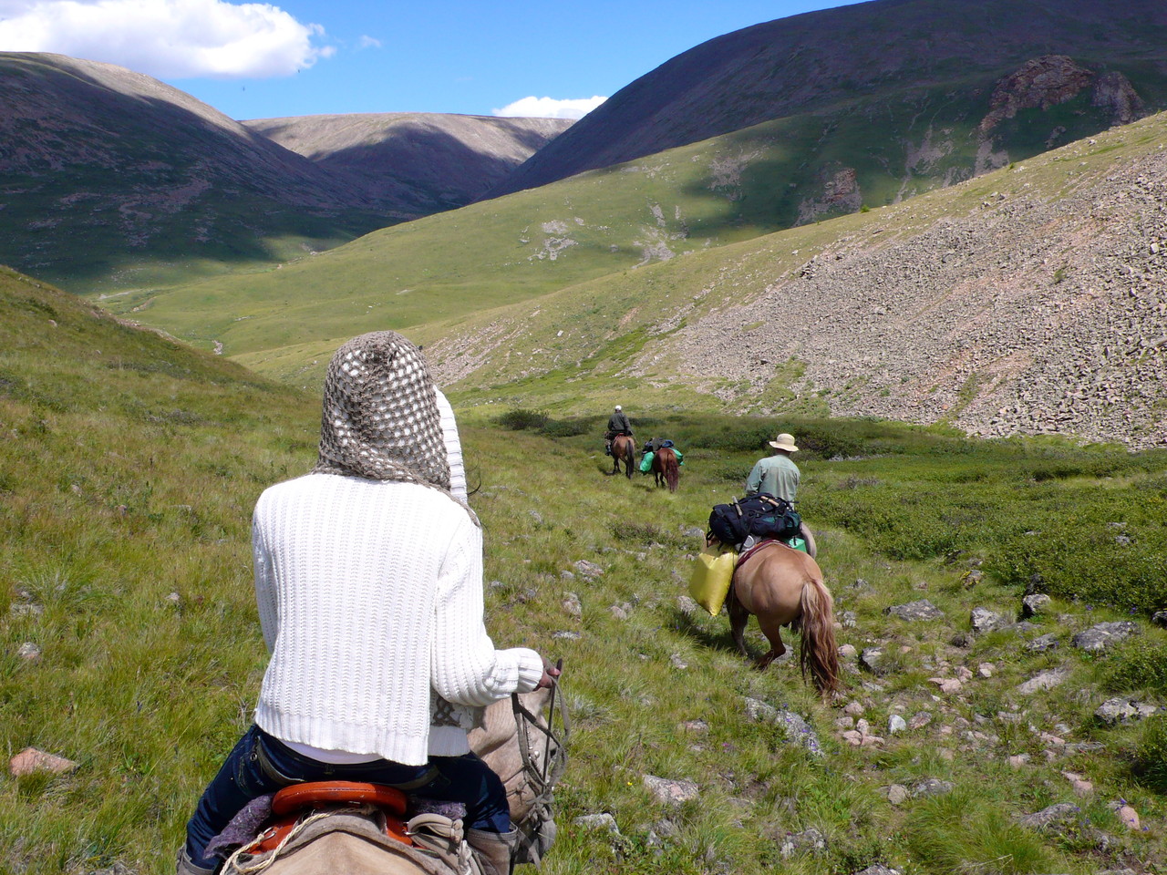 Pente forte en altitude, bien maîtriser son cheval à la descente, attention au vide