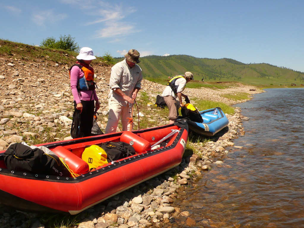 Les canoes-rafts sont chargés pour plusieurs jours.