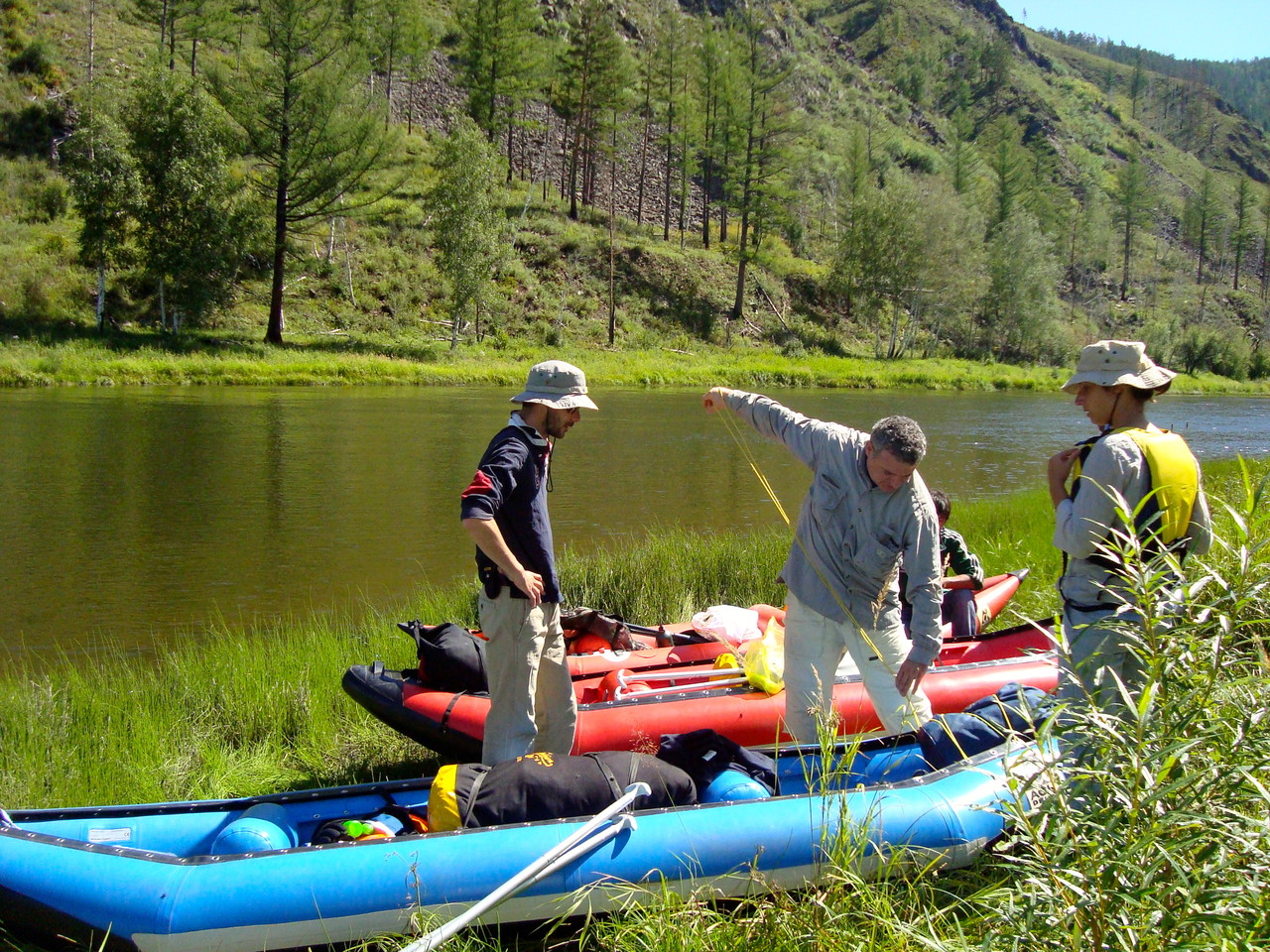 Préparatifs de descente de rivière au Khentii 