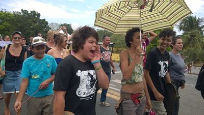 Manifestantes pidiendo que se apruebe la ley en contra del maltrato animal.