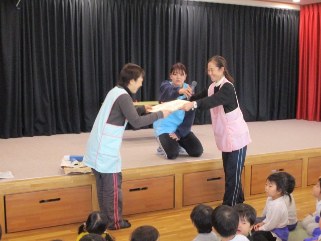 永年勤続で表彰、子どもたちと一緒にお祝いしました