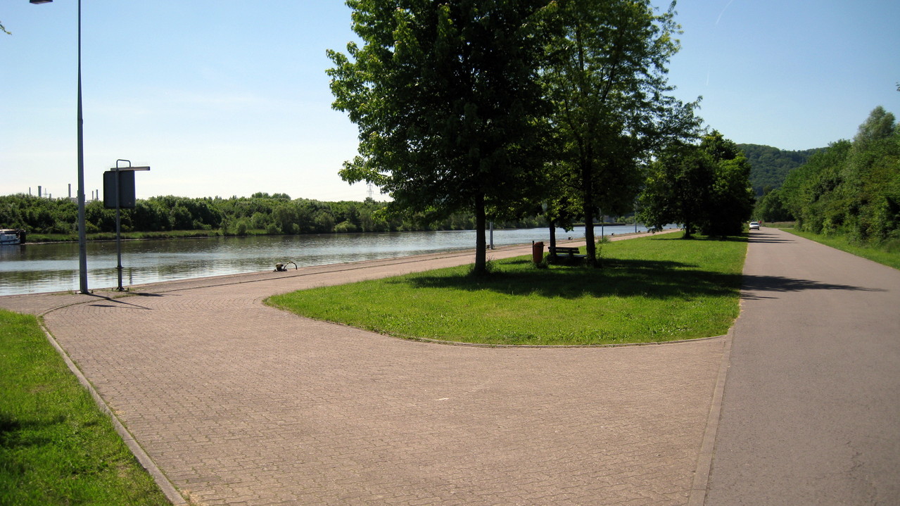 Schiffsanlegestelle vor der Staustufe links der Saar