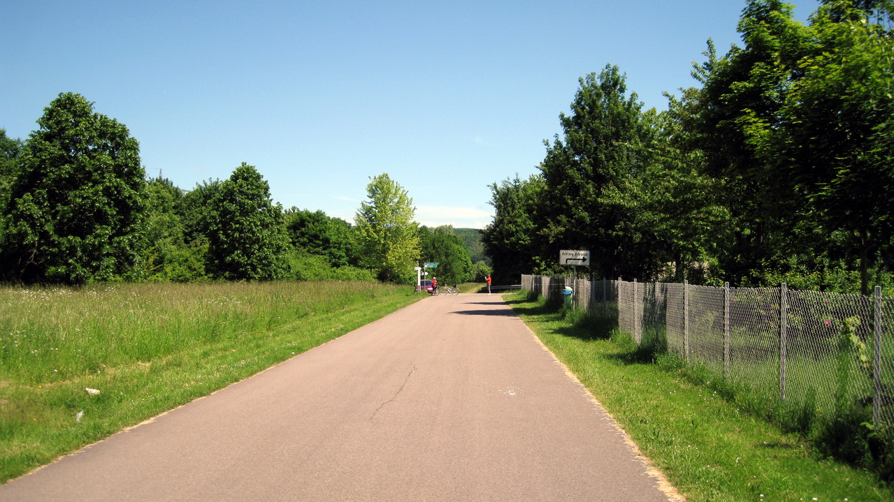 Zufahrt zur Staustufe und Fahrradweg links der Saar