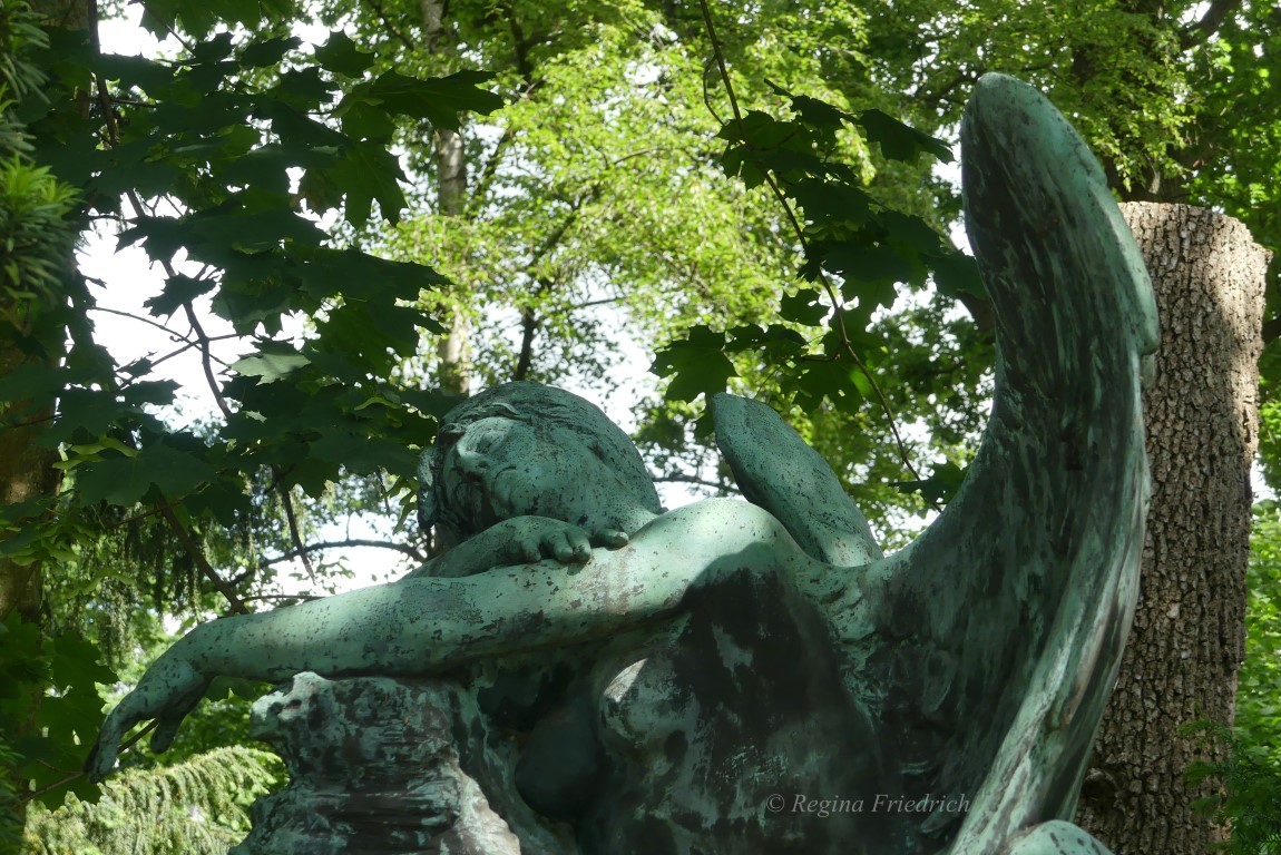Bremen Friedhof Riensberg - - schlummernder Engel mit Tierkörper