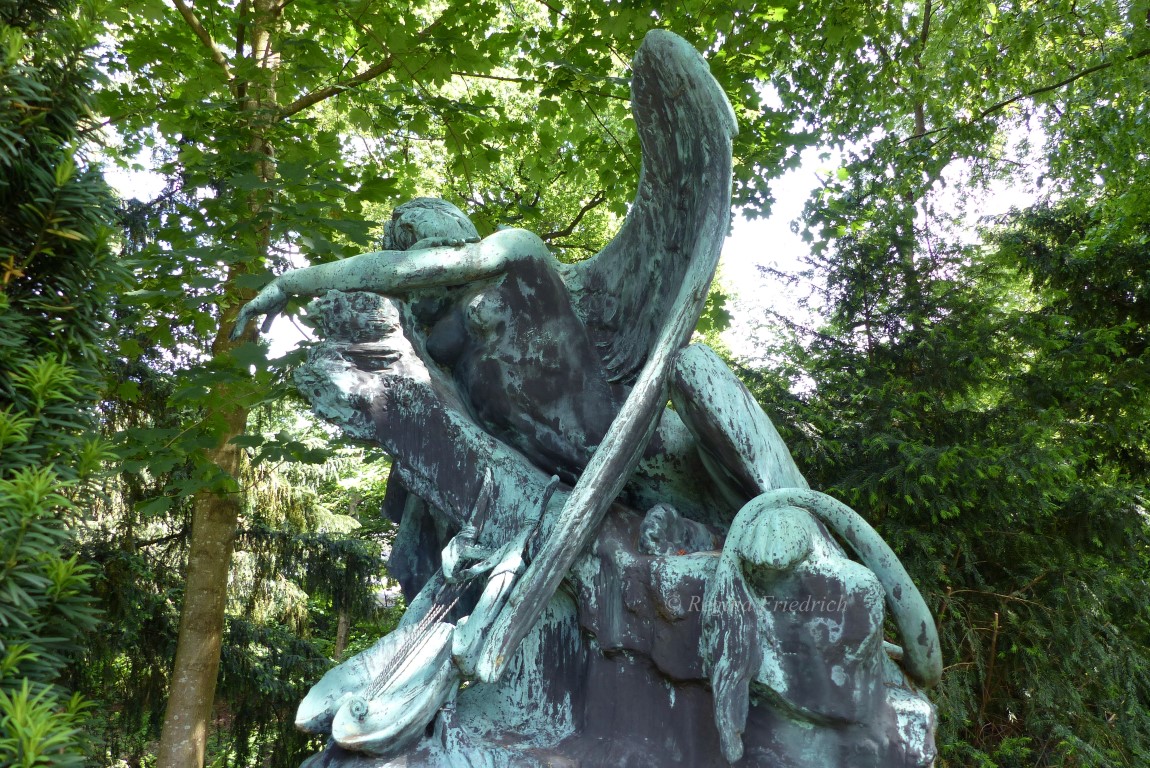 Bremen Friedhof Riensberg - schlummernder Engel mit Tierkörper / https://www.denkmalpflege.bremen.de/riensberger-friedhof/grabmal-arthur-fitger-51735