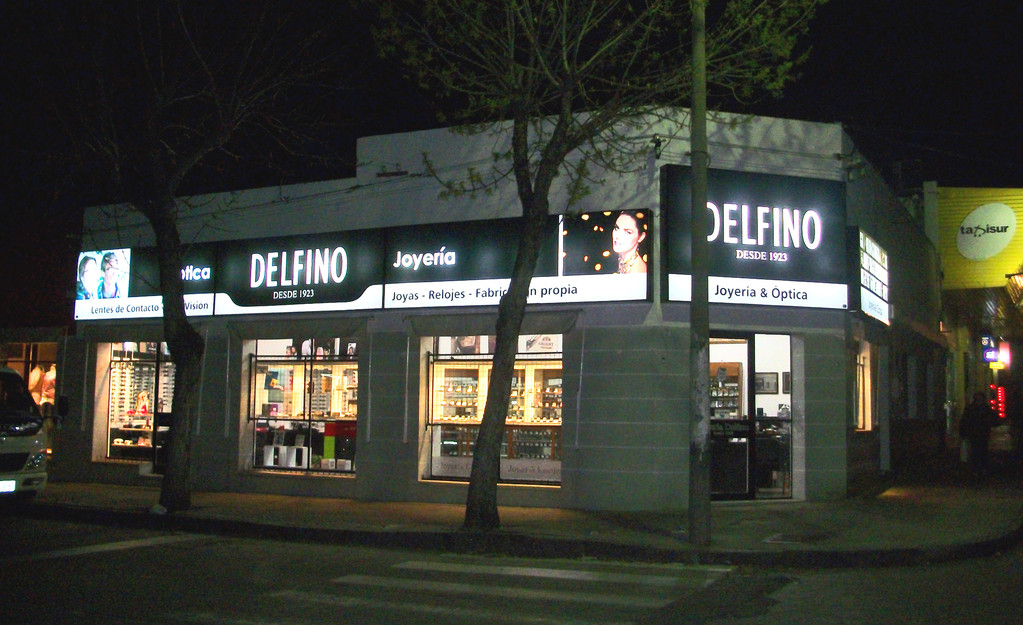 Optica Delfino - Nueva Helvecia - Colonia -Backligth de 20 x 1,20 mts. iluminados con solol 950 w de consumo