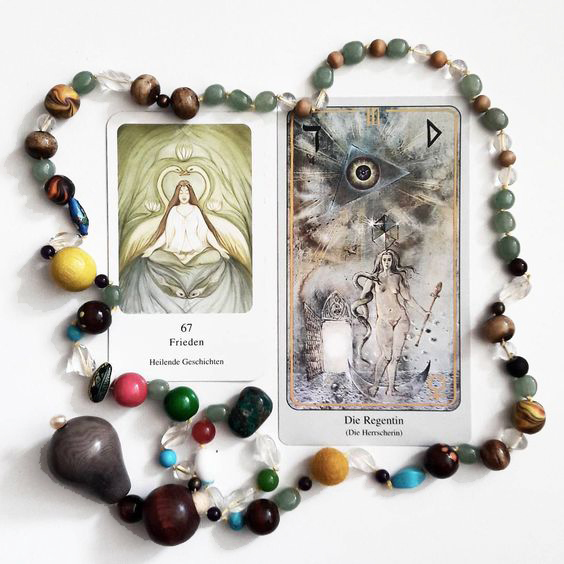 Karten des Lebens (links); Haindl Tarot (rechts)