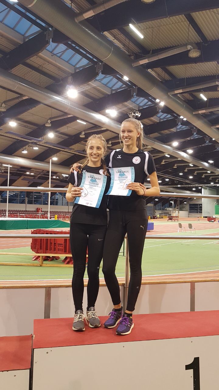 Siegerehrung Dreisprung WJU20: 1. Jana Rokitta (rechts), 2. Katharina Kezmann (links)