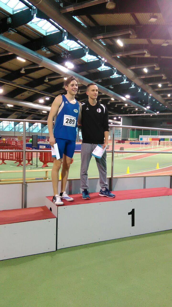 Siegerehrung Hochsprung MJU18: 1. Tom Ediger (rechts)