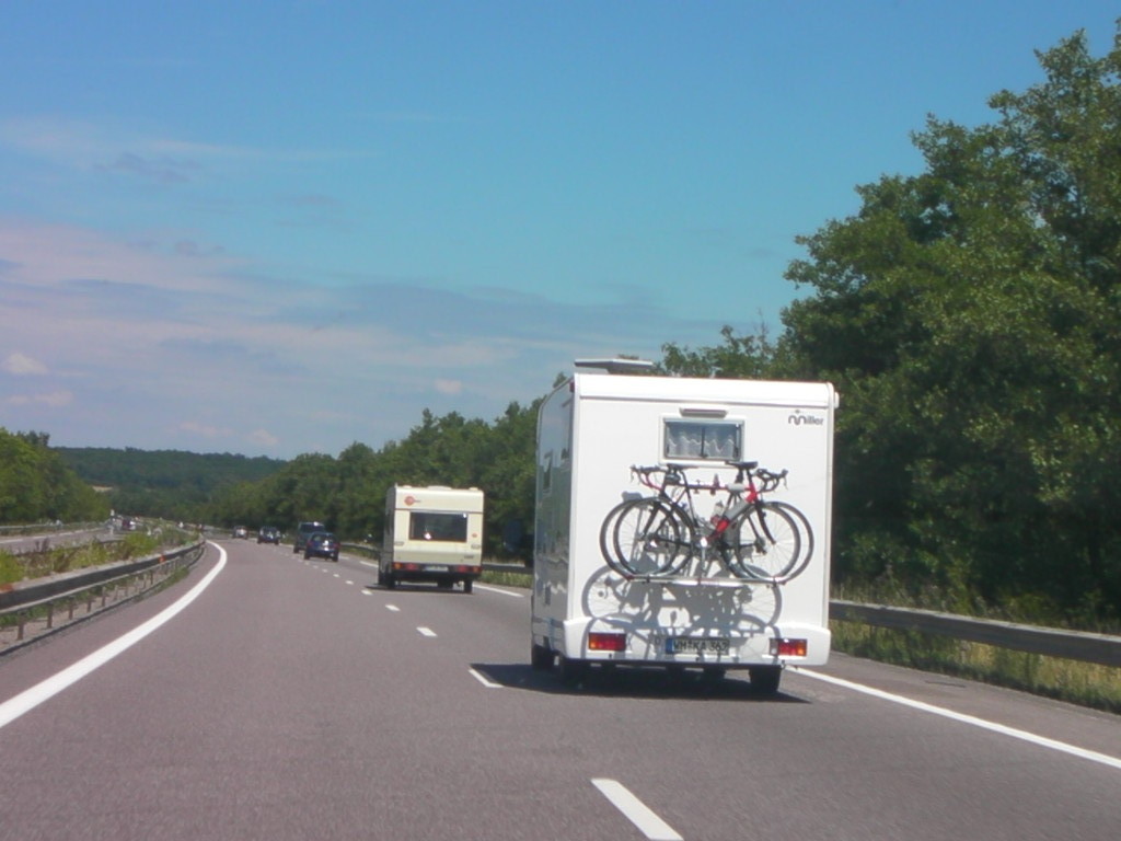 Anfahrt mit 2 Wohnwagen, 1 Wohnmobil