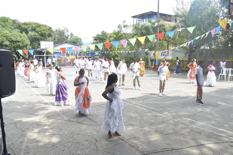 Danza folklórica - alumnos de Jornada Única