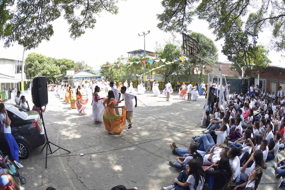 Danza folklórica - alumnos de Jornada Única