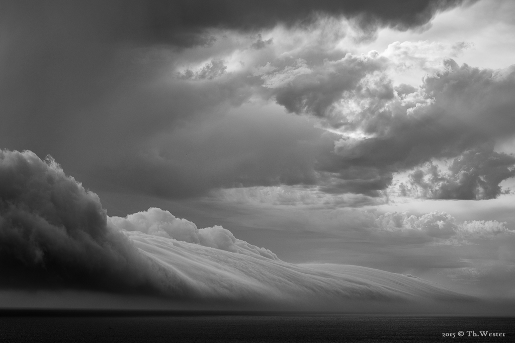 Wie so häufig in der Naturfotografie war diese Szene beeindruckend und beängstigend zugleich: die anrollende Wolke brachte ein sehr kurzes, aber heftiges Unwetter mit sich (B831)