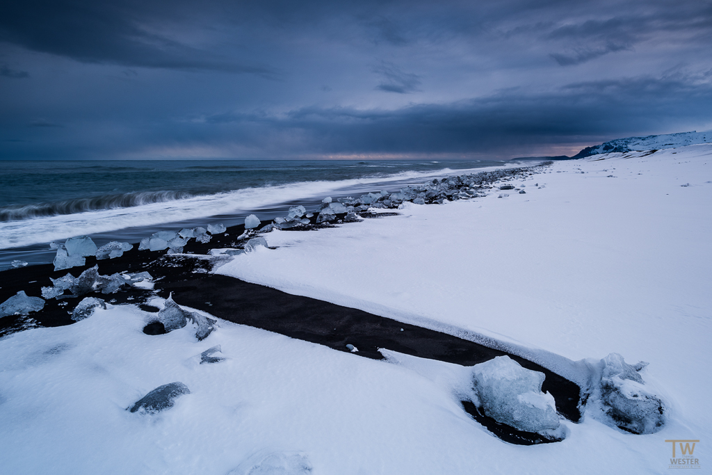 Das Landschaftsbild war unheimlich abwechslungsreich, was man gleich auf den ersten fünf Bildern sehen wird – so etwa sah der Strand von "Jökulsarlon" bei Neuschnee aus (B937)