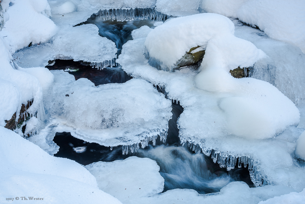 Überall bildeten sich Eiszapfen (B894)