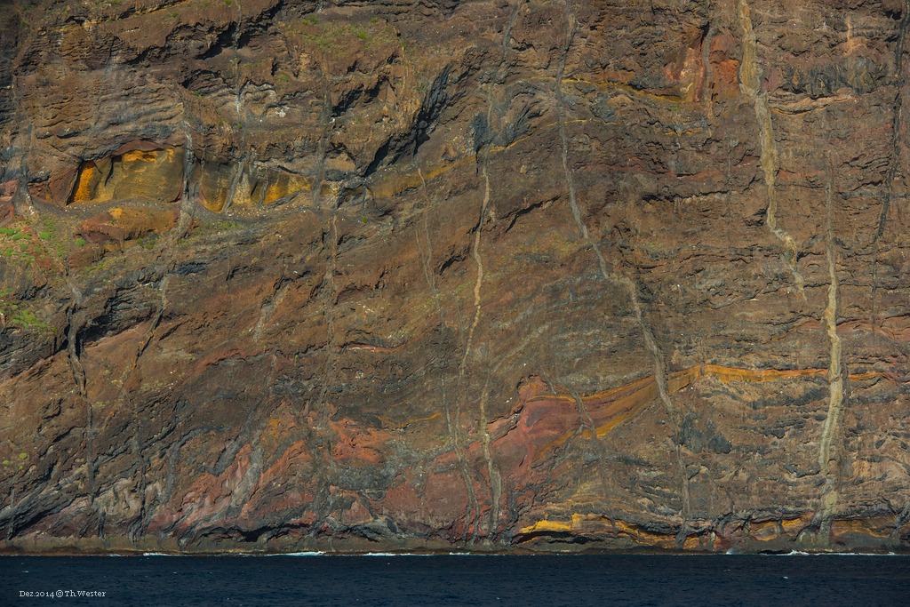 Im Südwestern, bei "Los Gigantes", sieht man sehr gut, wie vielschichtig das Vulkangestein auf Teneriffa ist (B218)