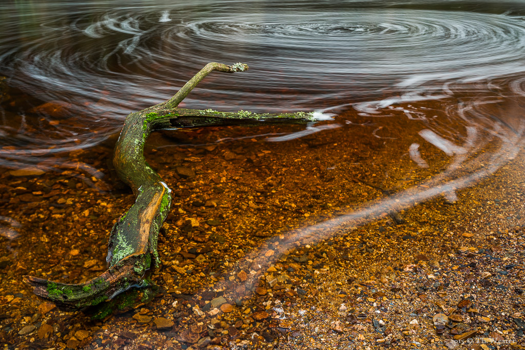 Langzeitbelichtung im "Valle de la Hoegne": ich wollte insbesondere die rotbraune Färbung einfangen, die durch den Zufluss über die braunen Torflandschaften bedingt ist (B421)