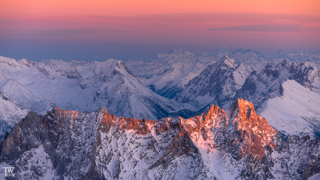 Kurz vor Sonnenuntergang leuchten noch einzelne Gipfel… (B1540)