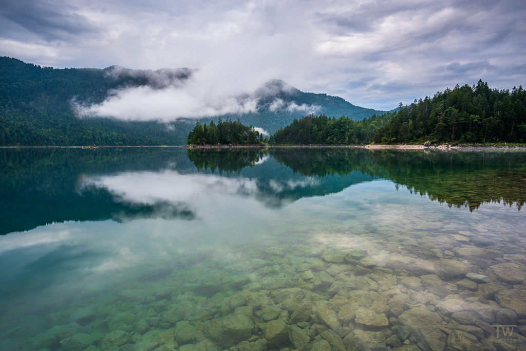 Bei der Wetterlage waren die Bergseen immer wieder Wolken verhangen (B1046)