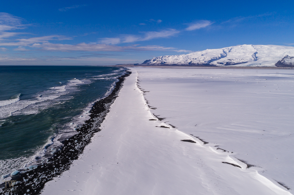 Neuschnee auf dem eigentlich schwarzen Lavastrand (B1026)