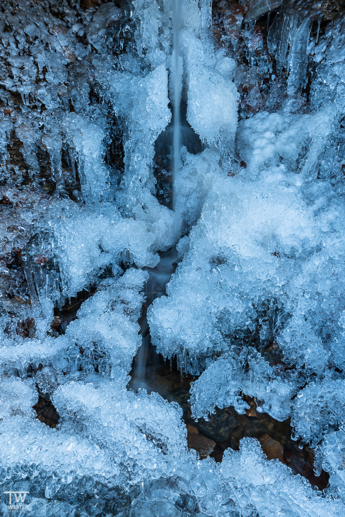 Selbst aus den kleinsten Wasserfällen entstehen große Eisgebilde (B1240)