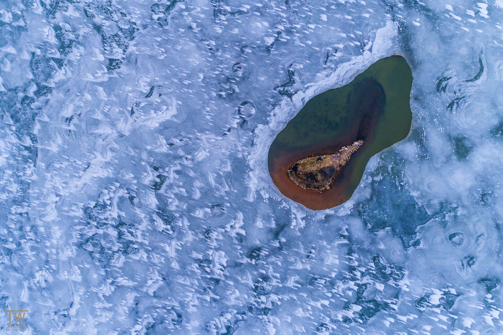  Auf diesem letzten Bild ist ein weitestgehend zugefrorener See zu finden, auf dem Schneeverwehungen zu diesen interessanten Formen führen. Zur Orientierung: der "kleine Stein" im rötlich-grünen Wasser ist ein cirka 25-40m langer Fels (B938)