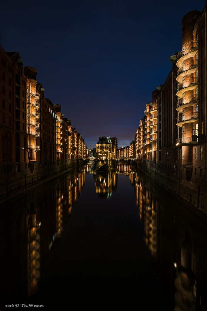 Die Poggenmühlen-Brücke in Hamburg im Hochformat (B703)