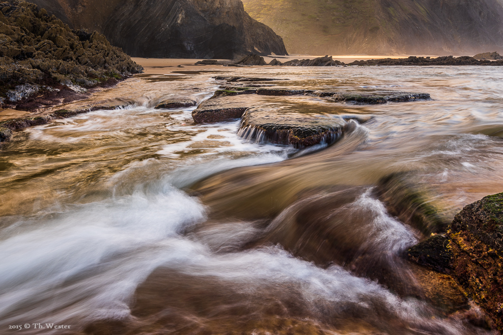 Dieses letzte Bild zeigt einen Strandabschnitt, den man nur bei starker Ebbe für eine knappe halbe Stunde erreicht, bevor der Wasserstand zu hoch wird. Der Strand verwandelt sich dann in eine Landschaft voller kleiner Wasserfälle und Bäche (B364)