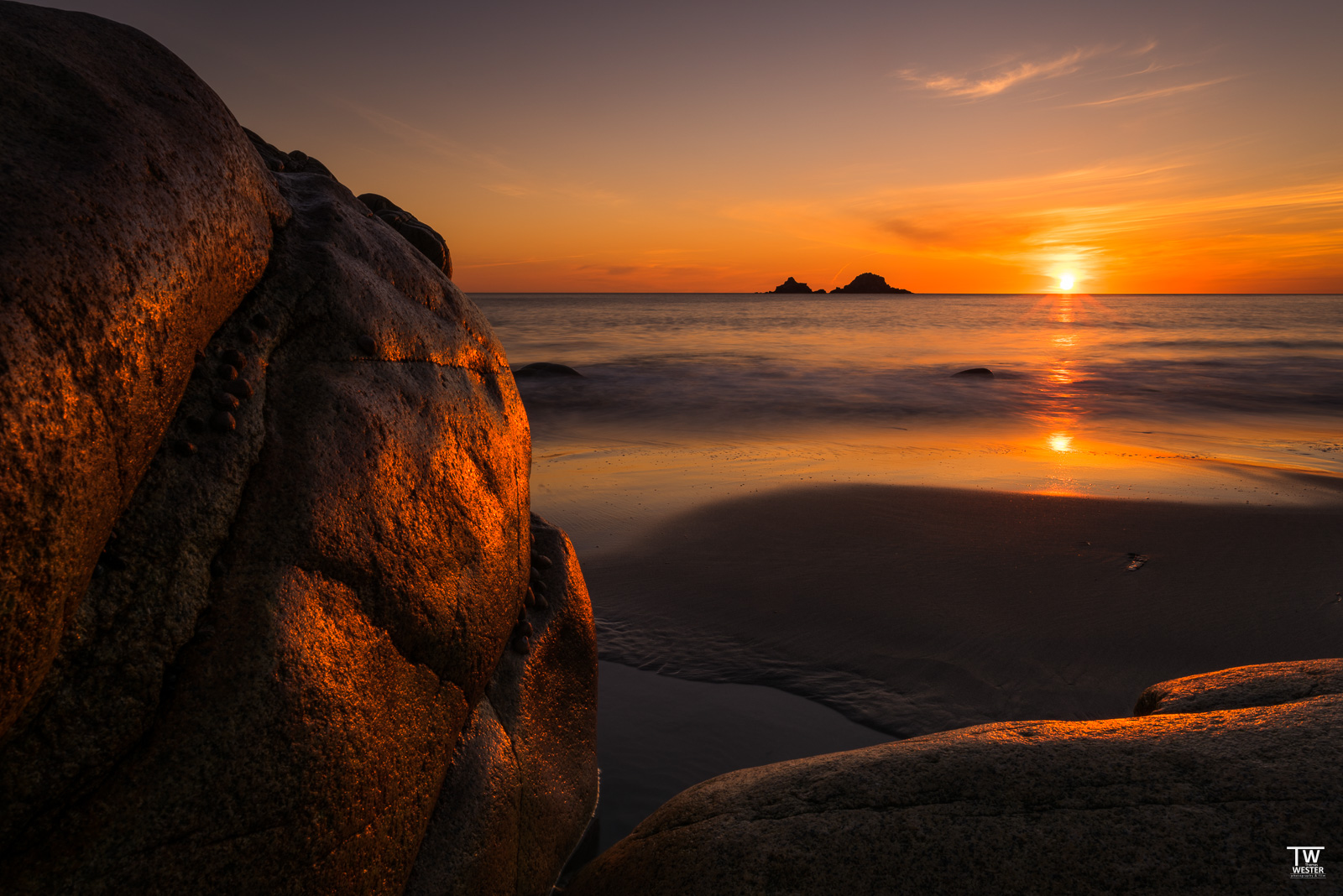 Bei Sonnenuntergang versuchte ich, die besondere Oberflächenbeschaffenheit dieses Felsens in Szene zu setzen (B490)