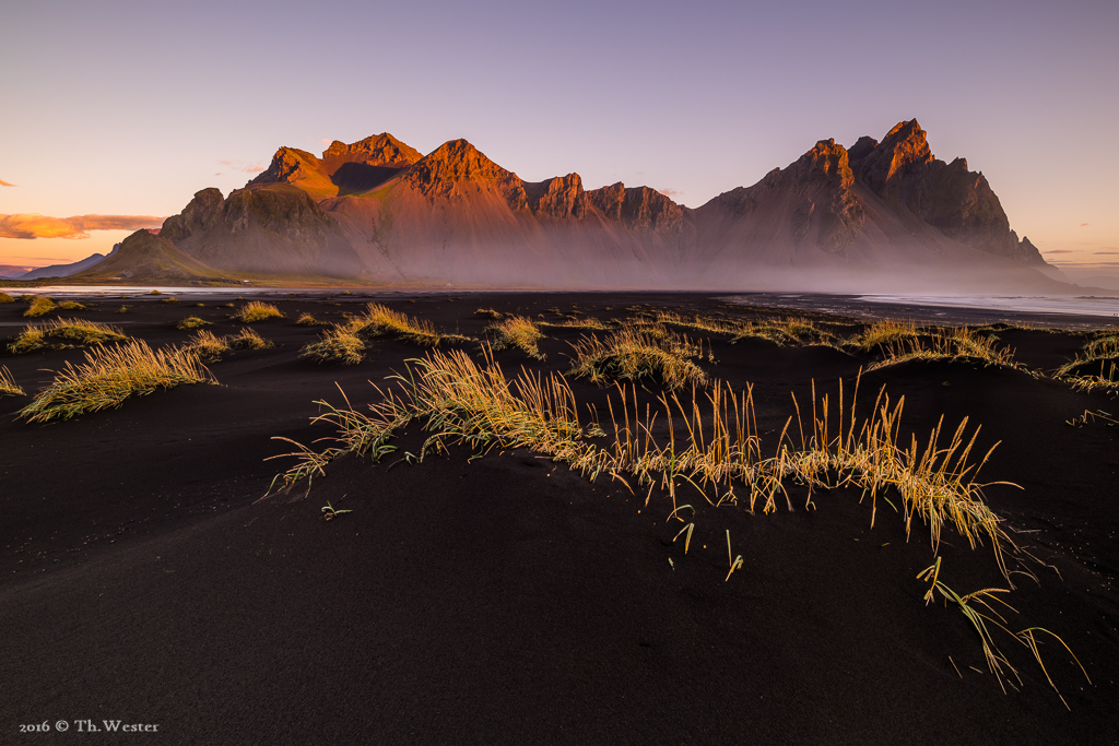 Der morgendliche Blick auf das beeindruckende "Vestrahorn" (B711)